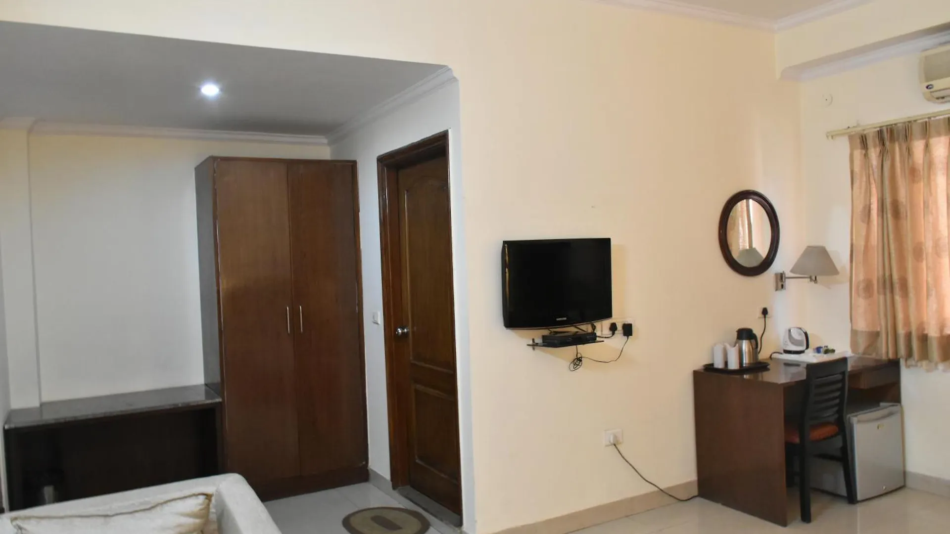 Hotel Skye Suites New Delhi 3*,